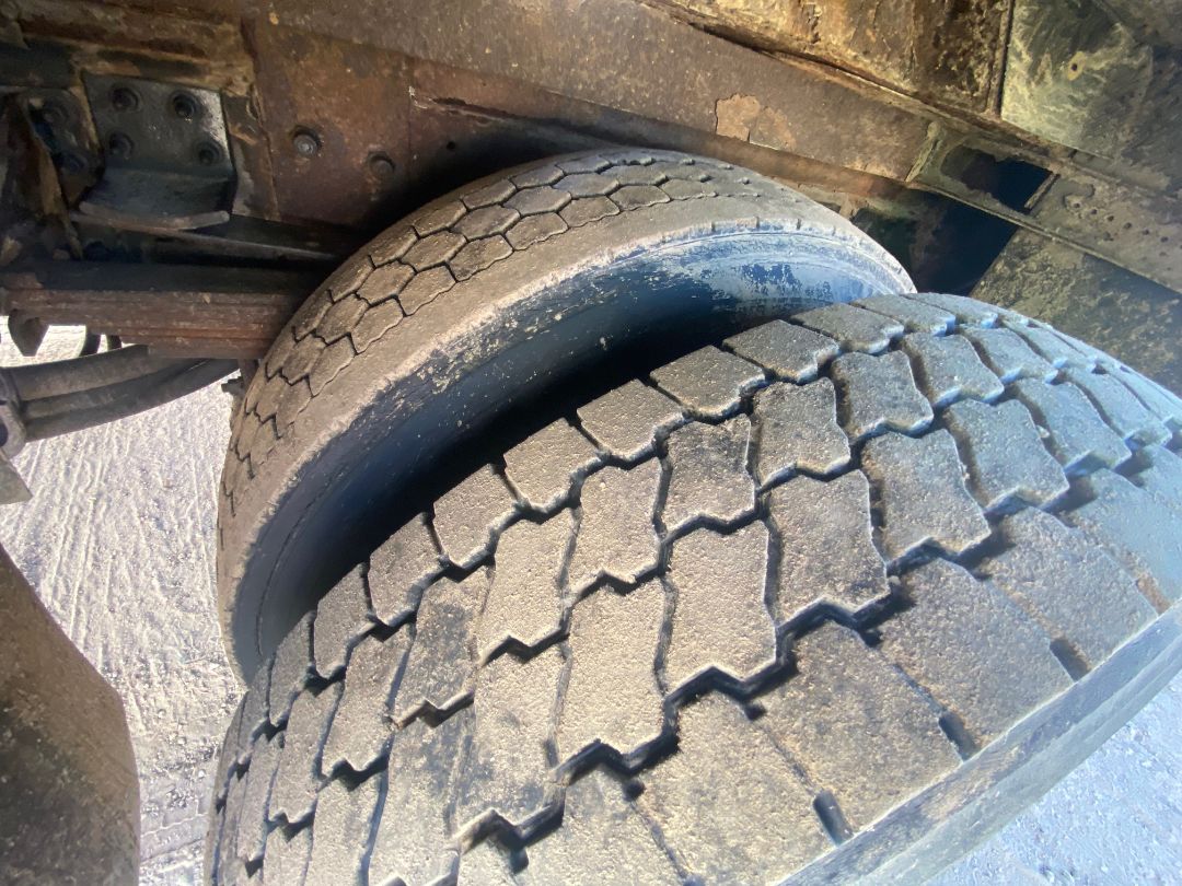 2004 GMC T7500 - Image 43